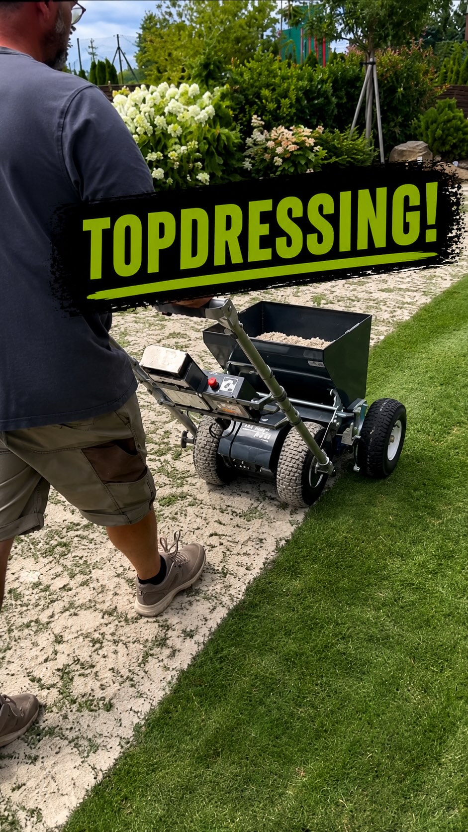 Wir lieben Topdressing! 💚🌱 www.zidekhk.com Und mit dem 100proGreen Master Topdresser S75 lieben wir es noch mehr! 😍 Gleichmäßig, präzise und ohne unnötigen Aufwand. Mit dem Master Topdresser S75 können Sie Sand oder Topdressing-Substrat genau dort ausbringen, wo der Rasen es braucht. =) Der ideale Helfer nach dem Aerifizieren = die Aerifiziergabel aus dem vorherigen Video! ••• Wir lieben Topdressing! 💚🌱 www.zidekhk.com Und mit dem 100proGreen Master Topdresser S75 lieben wir es noch mehr! 😍