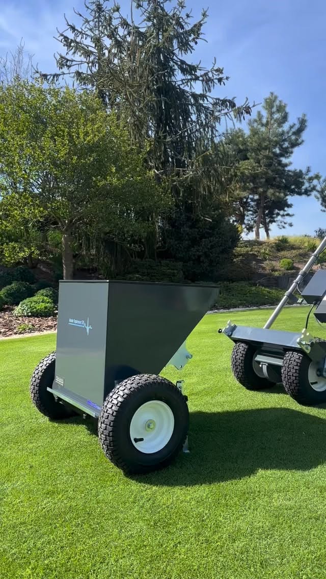 Introducing the 100proGreen Master Topdresser S75 combined with the Master Vario Drive Pro 🌱 The Topdresser S75 is a professional sand spreader for even material distribution and precise application control. It can handle both dry and wet silica sand without any problems, so it adapts to real lawn conditions. In combination with the Master Vario Drive Pro, the entire system gains a completely different performance 🚀 ➡️ electric drive unit with stepless speed regulation ➡️ significantly higher efficiency and speed of work ➡️ lower physical effort for the operator 👉 Compared to the classic hand-guided topdresser, this electric variant is significantly faster, smoother and suitable for larger areas and professional use. Available at: www.zidekhk.com … Introducing the 100proGreen Master Topdresser S75 combined with the Master Vario Drive Pro 🌱 The Topdresser S75 is a professional sand spreader designed for even material distribution and precise application control. It can handle both dry and wet silica sand, making it suitable for real on-site conditions. When paired with the Master Vario Drive Pro, the system reaches a whole new level 🚀 ➡️ electric drive unit with variable speed control ➡️ significantly higher efficiency and working speed ➡️ reduced physical effort for the operator 👉 Compared to a standard manually operated topdresser, the electric version is much faster, smoother, and ideal for larger areas and professional use. Shop now: www.zidekhk.com #lawncare #100progreen #gardening #lawncare_of_instagram #gardendesigner