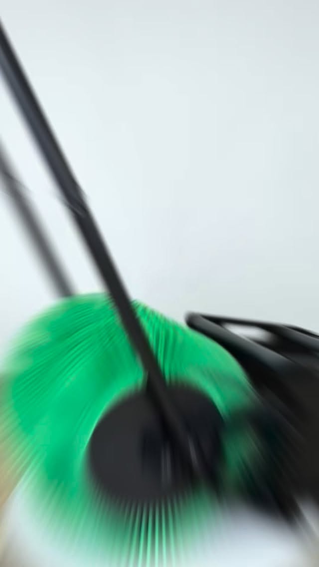 Bag-A-Nut 30 cm Grasschnittauffangkorb – Schnelle Reinigung nach dem Aerifizieren. Der Bag-A-Nut Auffangkorb mit 30 cm Breite ist ein praktisches und sehr effektives Werkzeug zum Auffangen von Grasschnitt nach dem Aerifizieren des Rasens. Im Vergleich zum manuellen Rechen spart er deutlich Zeit und Kraft und ermöglicht eine schnelle Reinigung der Fläche, sodass der Rasen wieder sauber und bereit für die weitere Pflege ist. Dieses Modell ist besonders für kleine und mittelgroße Rasenflächen geeignet. www.zidekhk.com #lawncare #zidekhk #lawncare_of_instagram