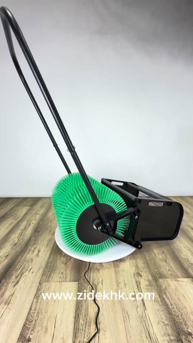 Představujeme vám sběrač travních špuntů Bag-A-Nut 45 cm – rychlý a efektivní úklid po aerifikaci. 

Sběrač Bag-A-Nut se záběrem 45 cm je praktický a velmi efektivní pomocník pro sběr travních špuntů po aerifikaci trávníku. Oproti klasickému ručnímu hrabání výrazně šetří čas i fyzickou námahu a umožňuje rychle uklidit plochu tak, aby byl trávník opět čistý a připravený na další ošetření.

Tento model je ideální pro malé a středně velké trávníky, kde je potřeba rychlá a efektivní práce. Díky širšímu záběru 45 cm zvládnete uklidit větší plochu během kratšího času, přičemž manipulace zůstává stále velmi pohodlná.

www.zidekhk.com