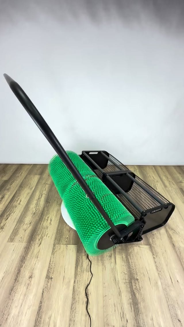 Bag-A-Nut 91 cm Grasfangkorb – für die schnelle Reinigung großer Flächen nach dem Aerifizieren. Dieses Modell ist ideal für größere Gärten, Sportplätze oder Rasenflächen, wo schnelles und effizientes Arbeiten gefragt ist. Dabei zeichnet es sich durch gute Manövrierfähigkeit und komfortable Handhabung aus. www.zidekhk.com #lawncare #gardening #zidekhk #lawncare_of_instagram